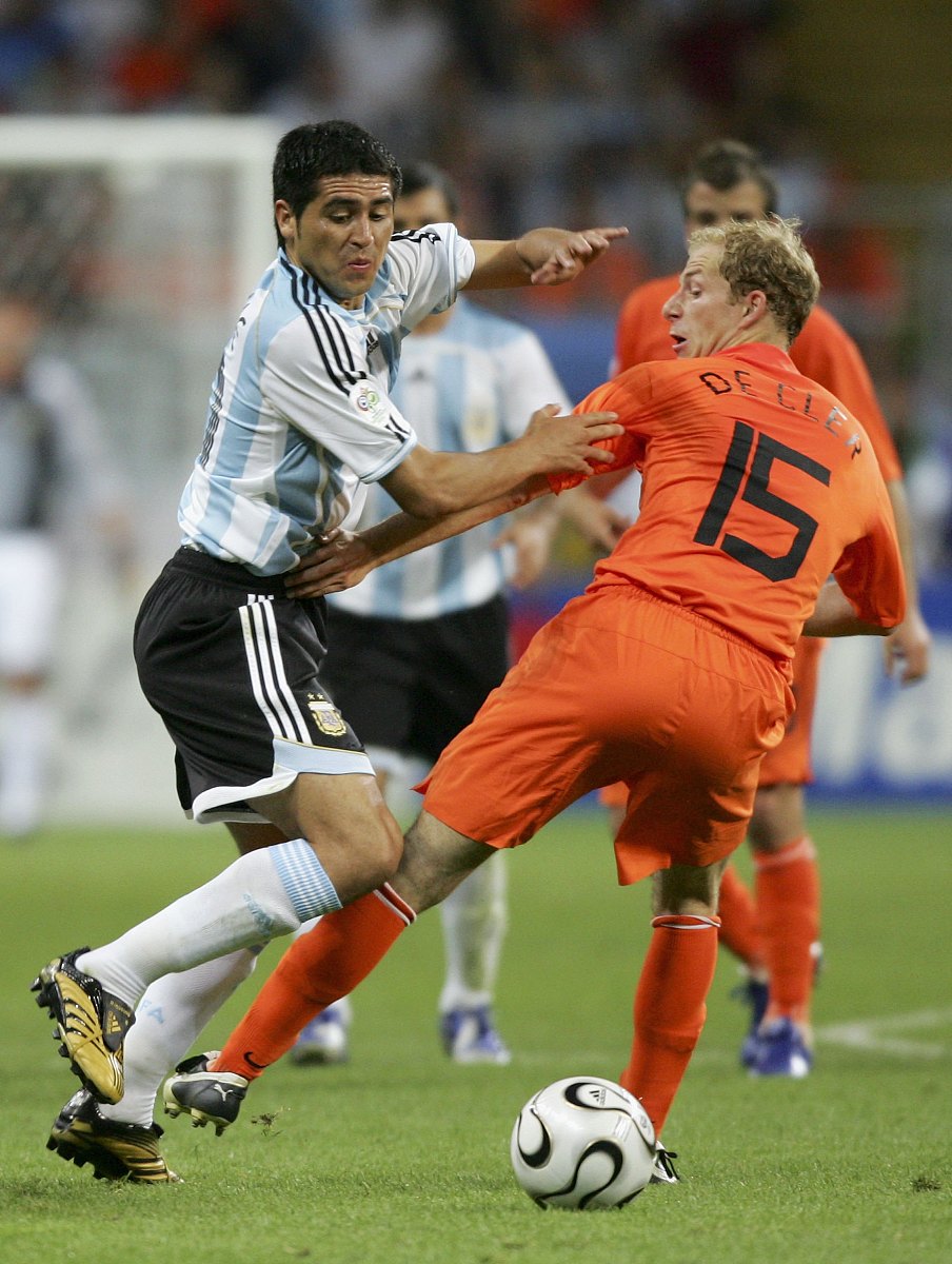 开云平台-足球赛场激战正酣，全力冲刺尽展风采