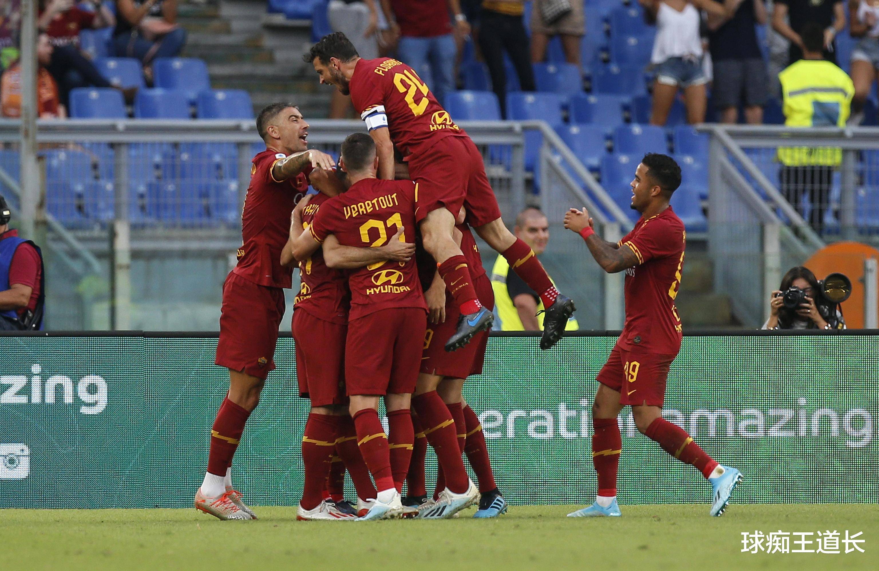 正值足球赛季,球员们备战冲刺胜利 正值足球赛季,球员们备战冲刺胜利