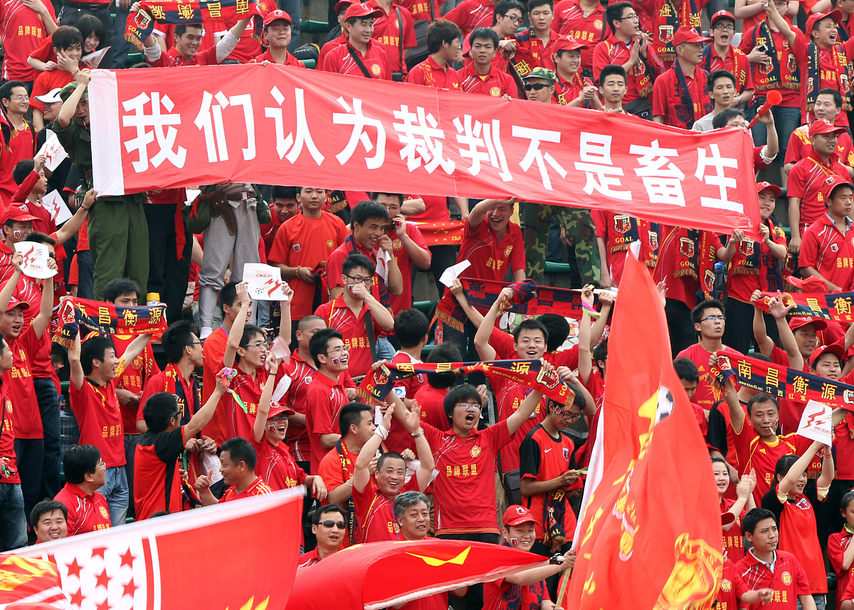 中国球队取得大胜，赢得球迷们的掌声