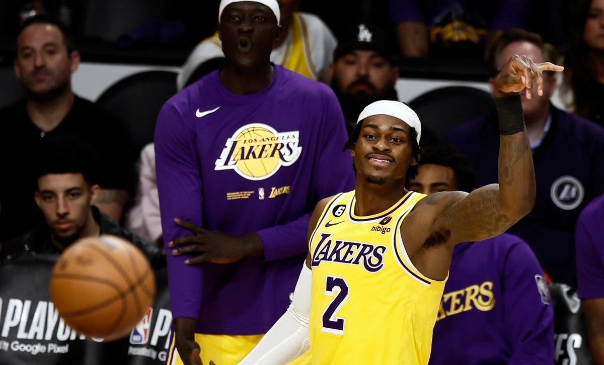 包含蓝领球员表现突出，贡献关键一球助胜的词条