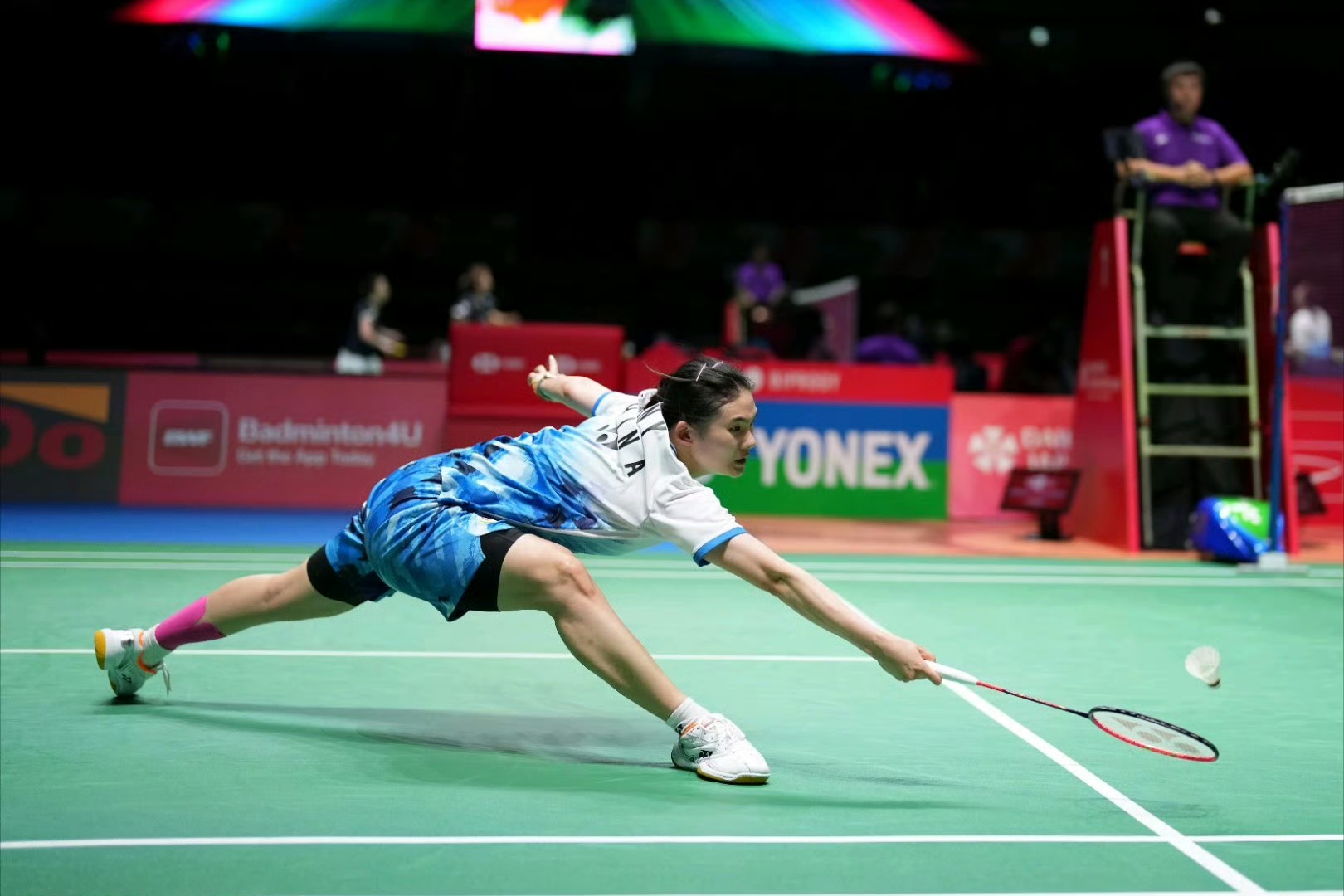 包含蓝领球员表现突出，贡献关键一球助胜的词条