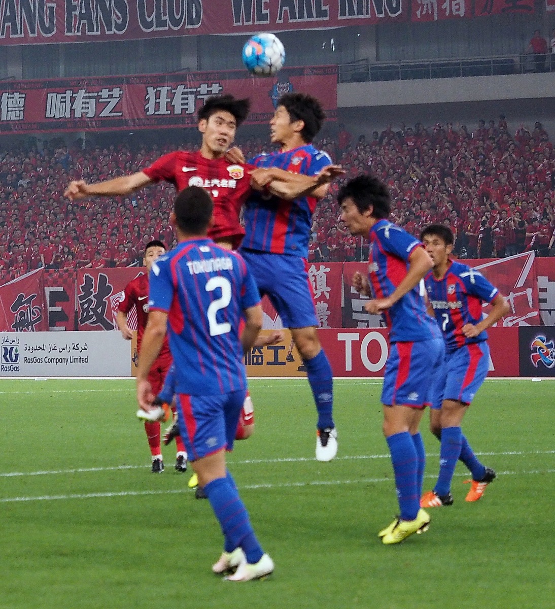 关于重庆斯威客场战平上海上港，取得不败战绩的信息