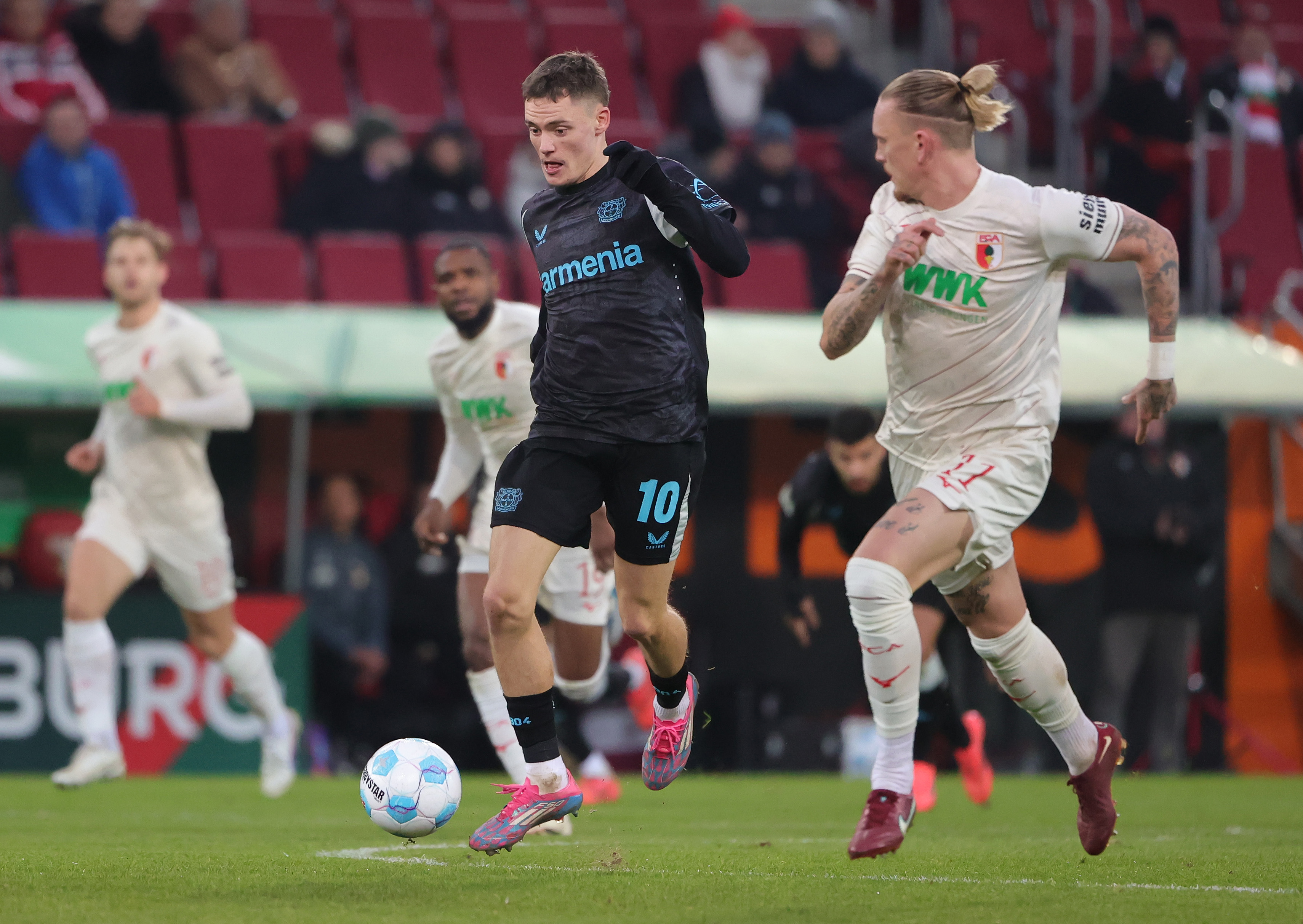 奥格斯堡战胜对手,球队脱离保级危机 奥格斯堡战胜对手,球队脱离保级危机