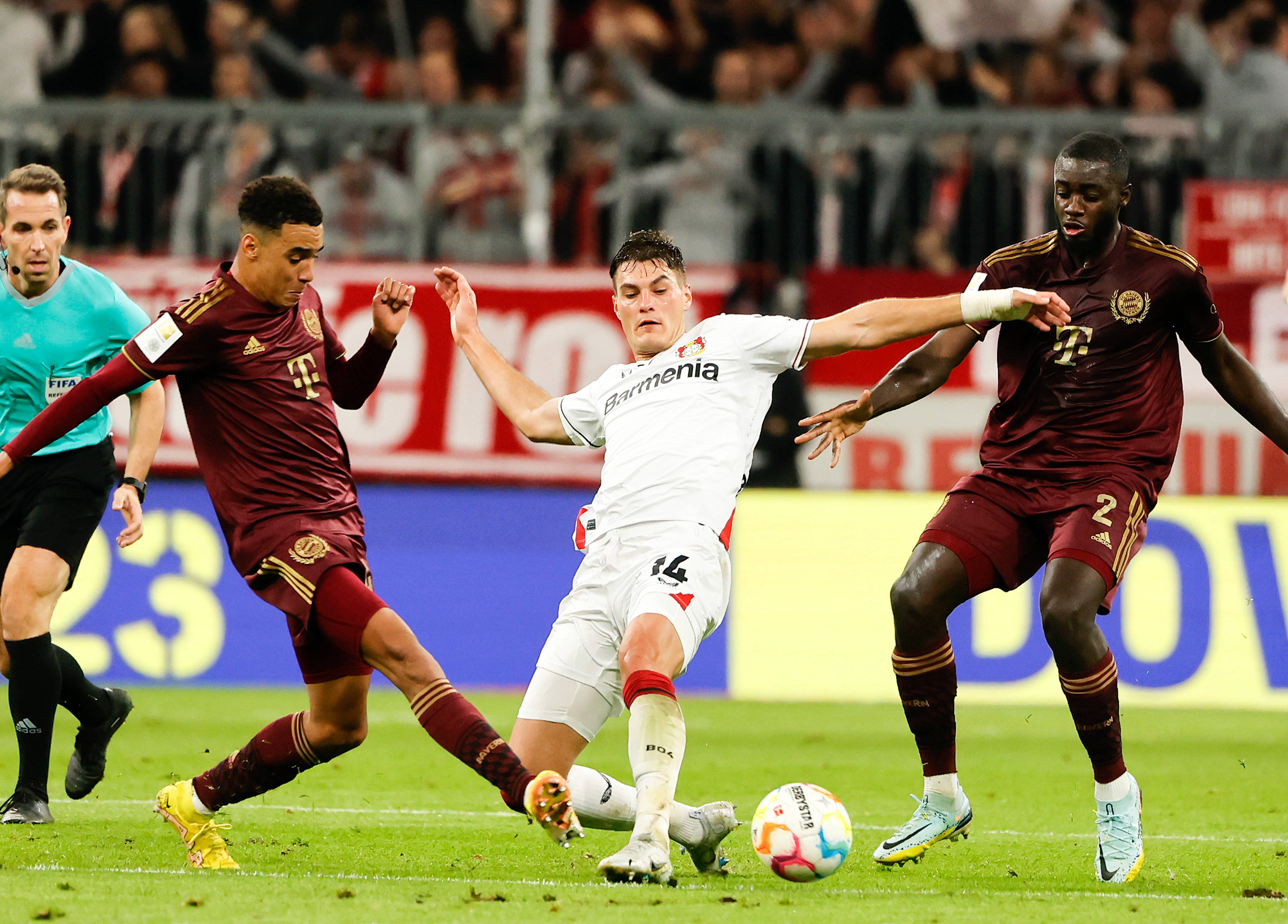 德国联赛榜首对决，拜仁客场击败多特蒙德的简单介绍