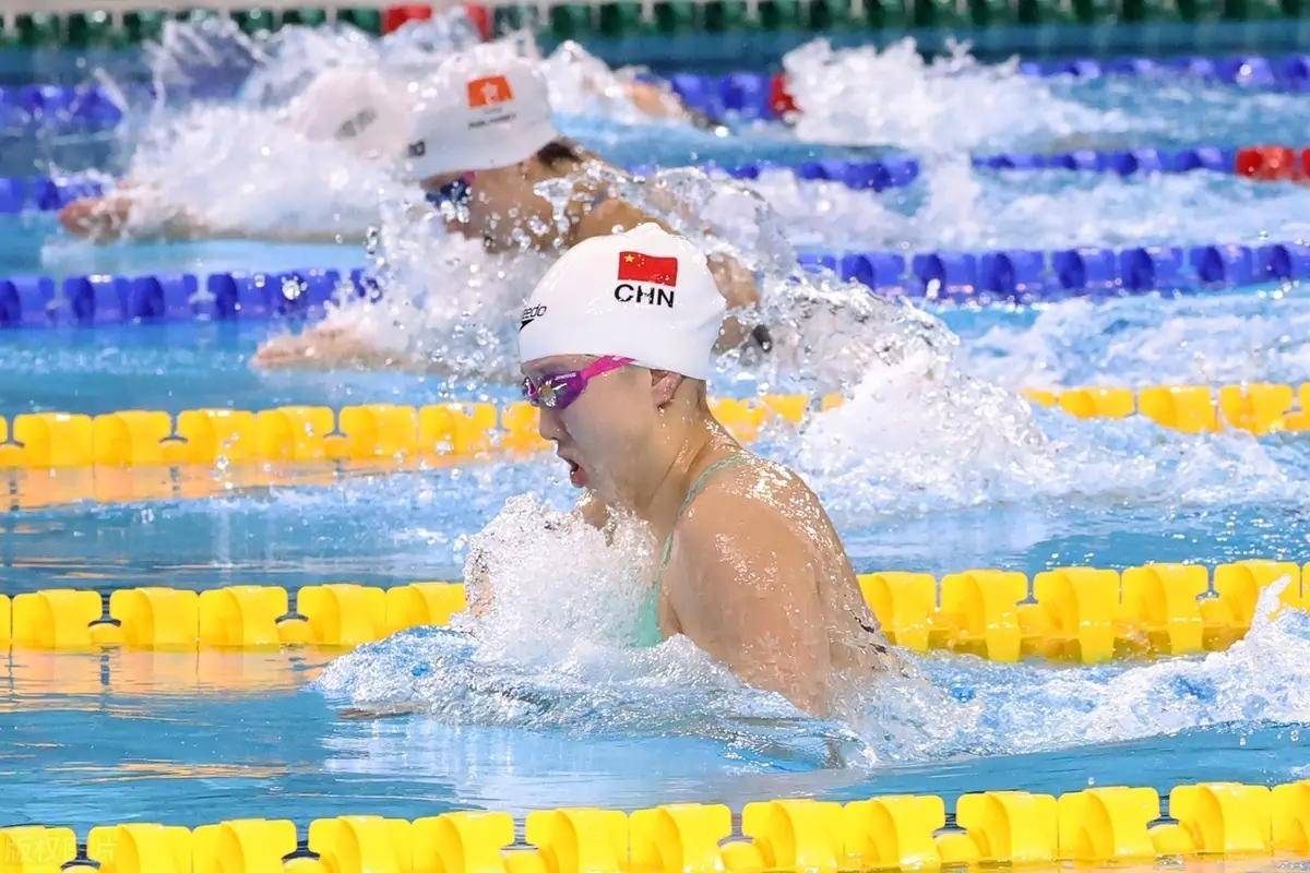 包含精彩瞬间不容错过，游泳比赛场上助阵的词条