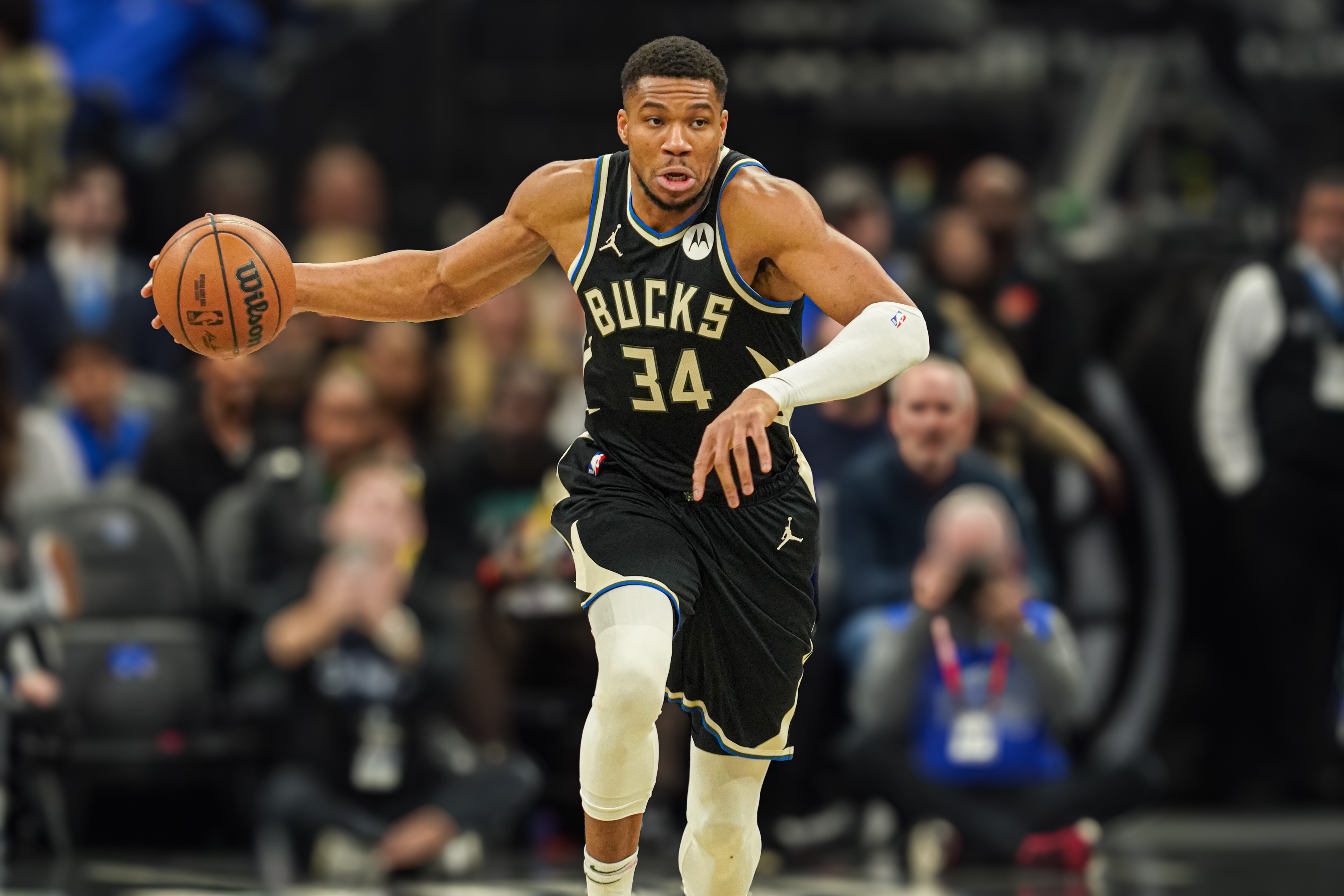 开云体育入口-雄鹿血洗活塞，字母哥轻松砍下分的简单介绍