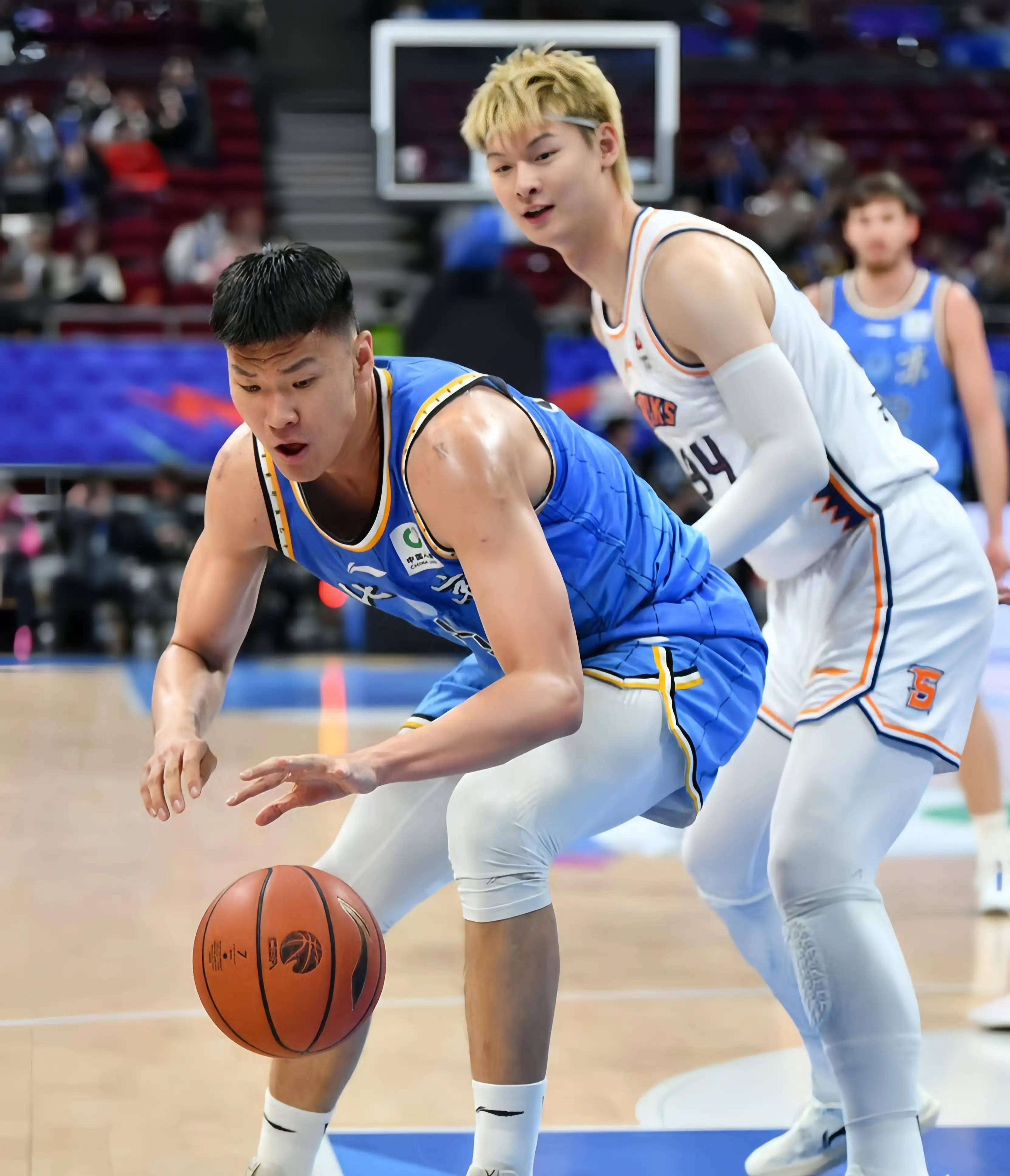 广东男篮豪取七连胜,稳居榜首位置 广东男篮豪取七连胜,稳居榜首位置