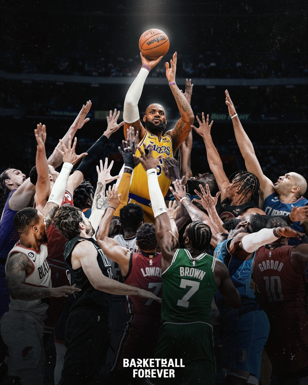 球员全力奔跑，欧洲赛事中的激动瞬间