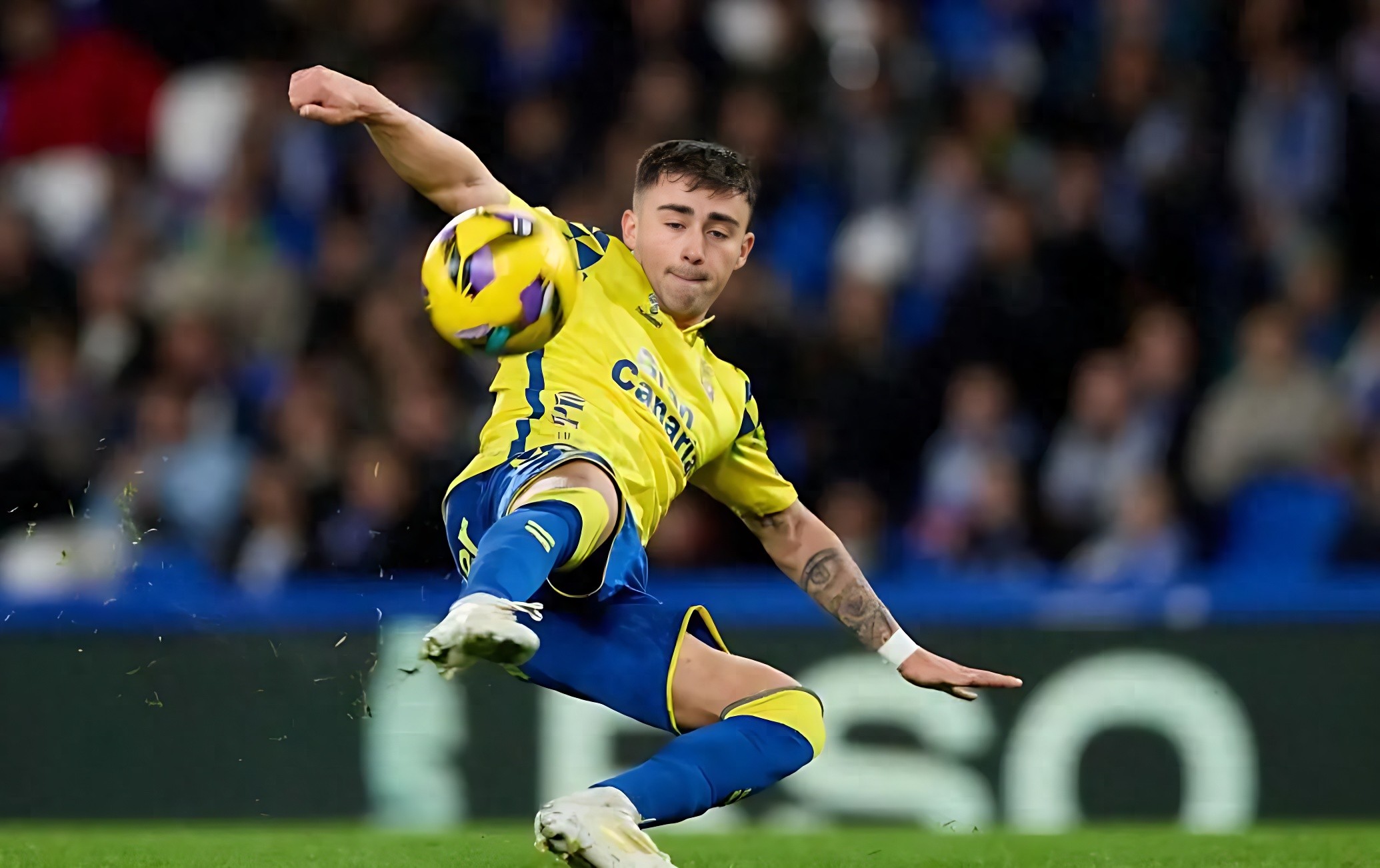 包含比利亚雷亚尔新援表现抢眼，为球队注入活力的词条