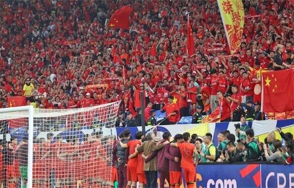 足球赛事连续上演，球迷热情高涨