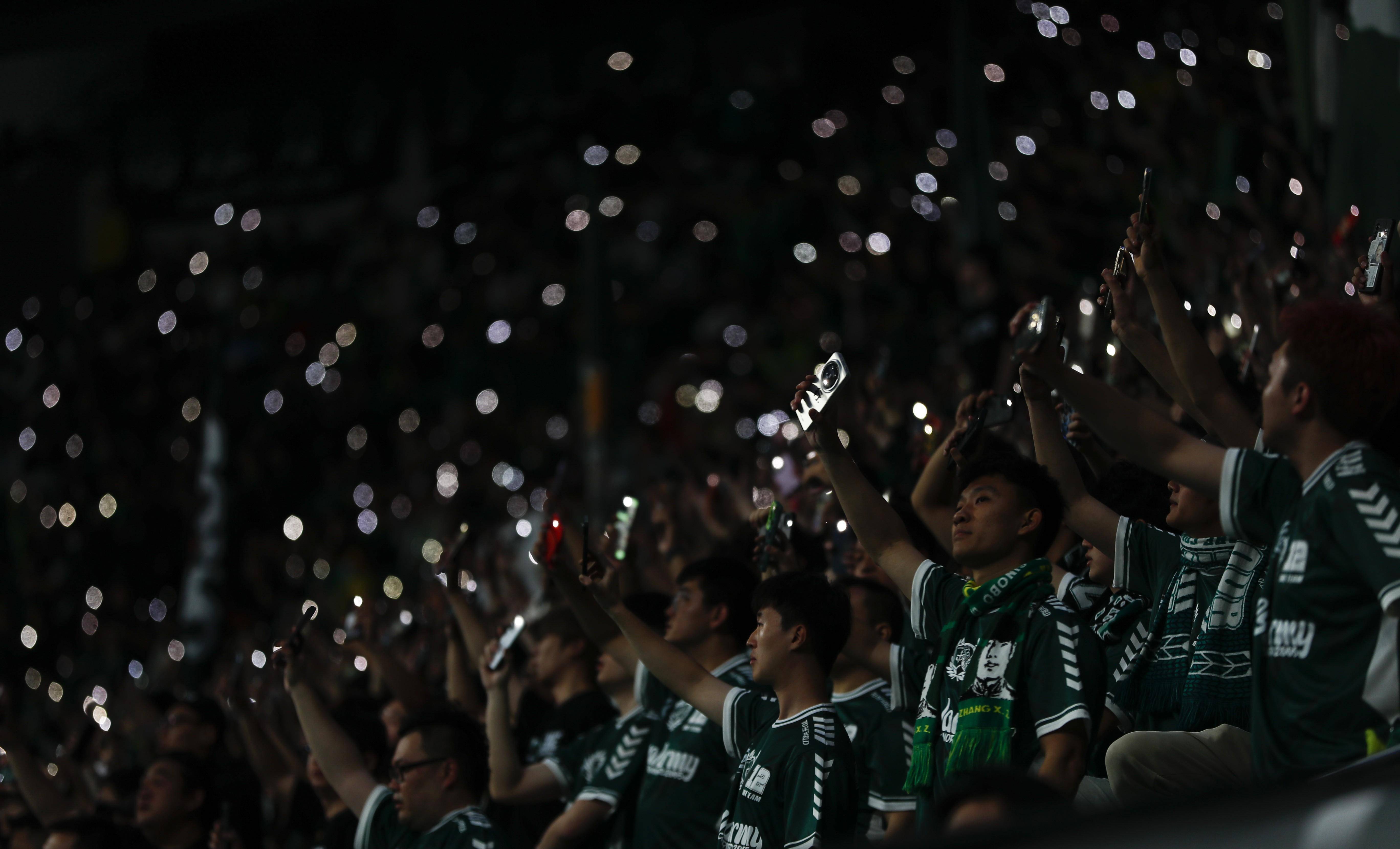 足球赛事连续上演，球迷热情高涨