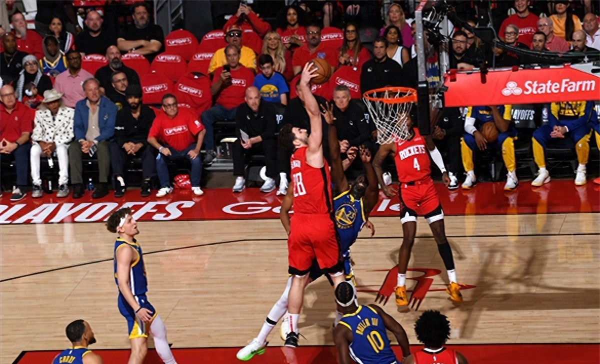 紧张刺激的对决,球员们全力以赴 紧张刺激的对决,球员们全力以赴