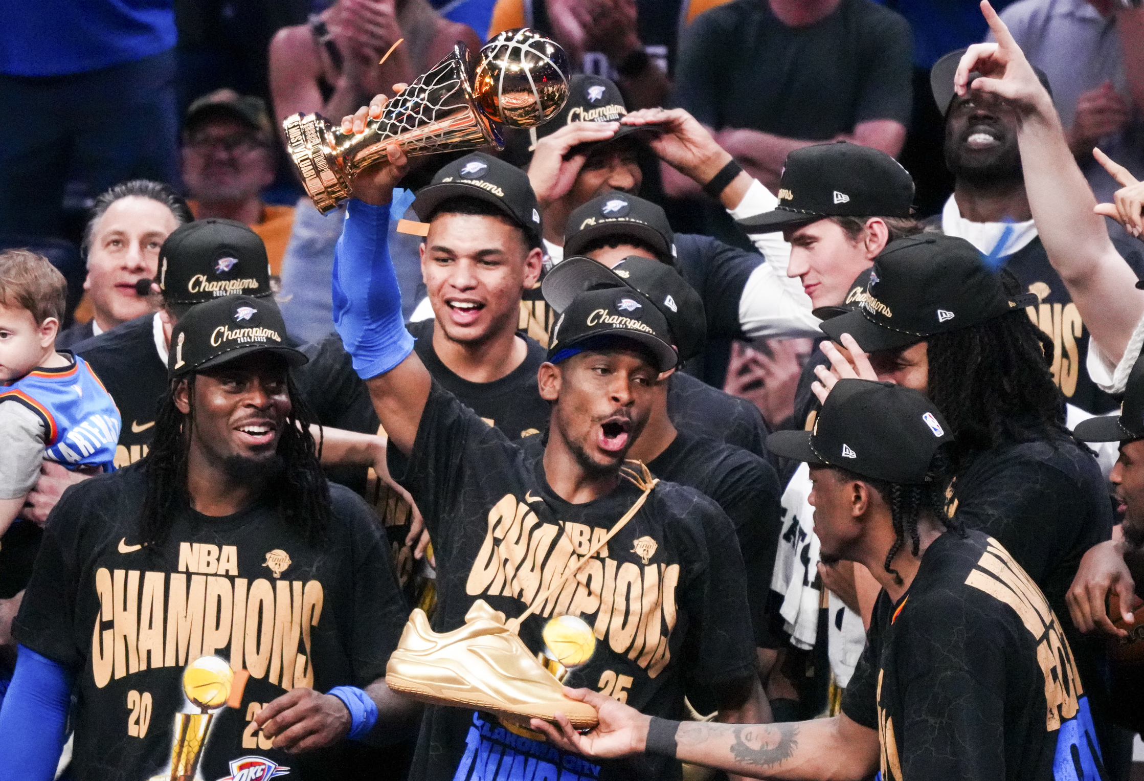 勇士大胜雷霆迎来连胜 勇士大胜雷霆迎来连胜