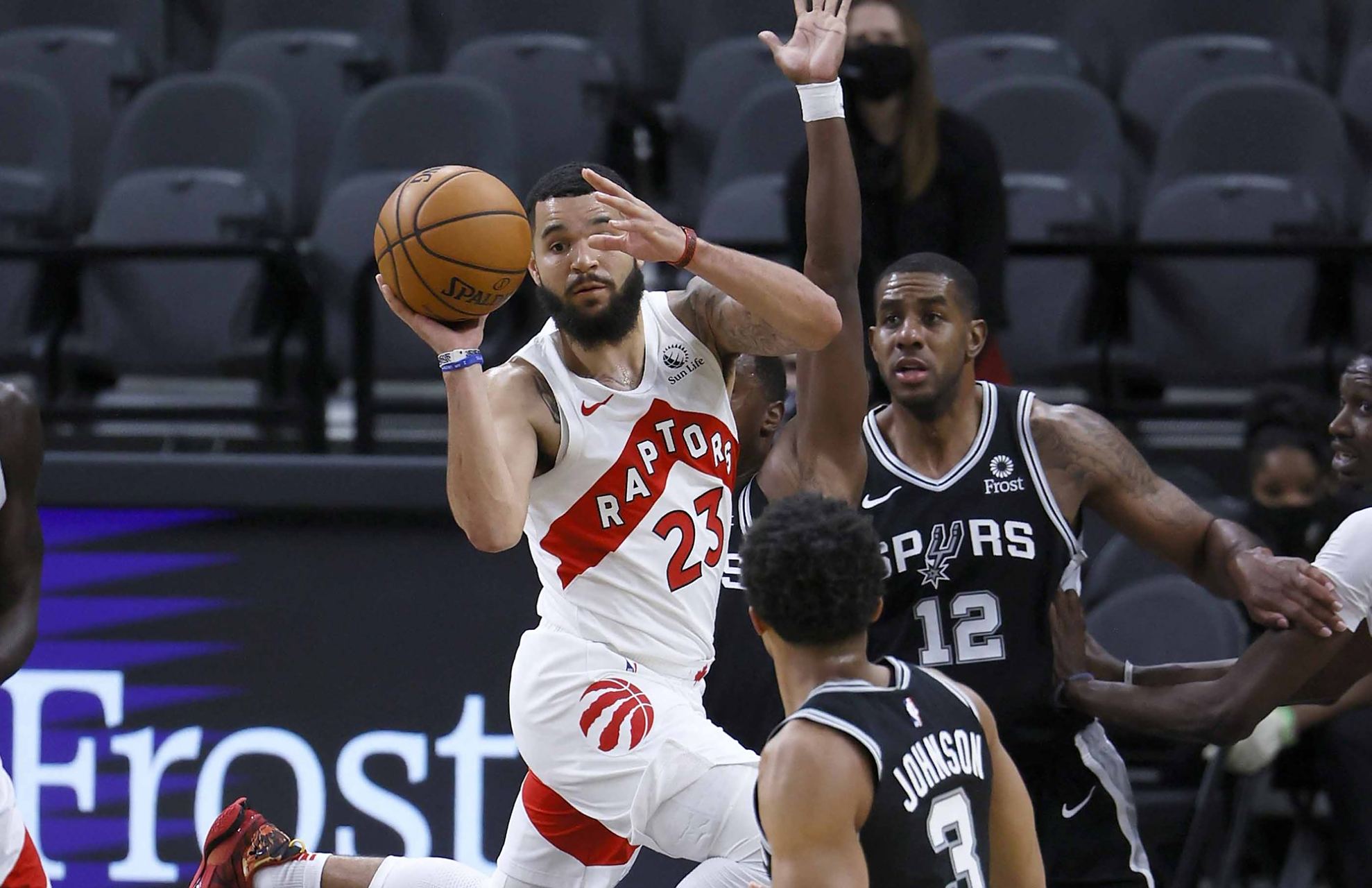 猛龙客场击败凯尔特人，东部榜首保持