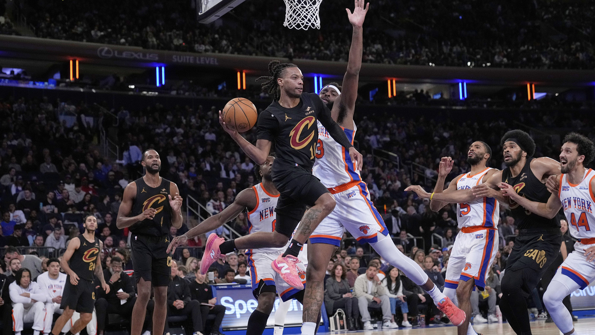 开云体育在线-尼克斯惊险胜骑士，新秀爆发