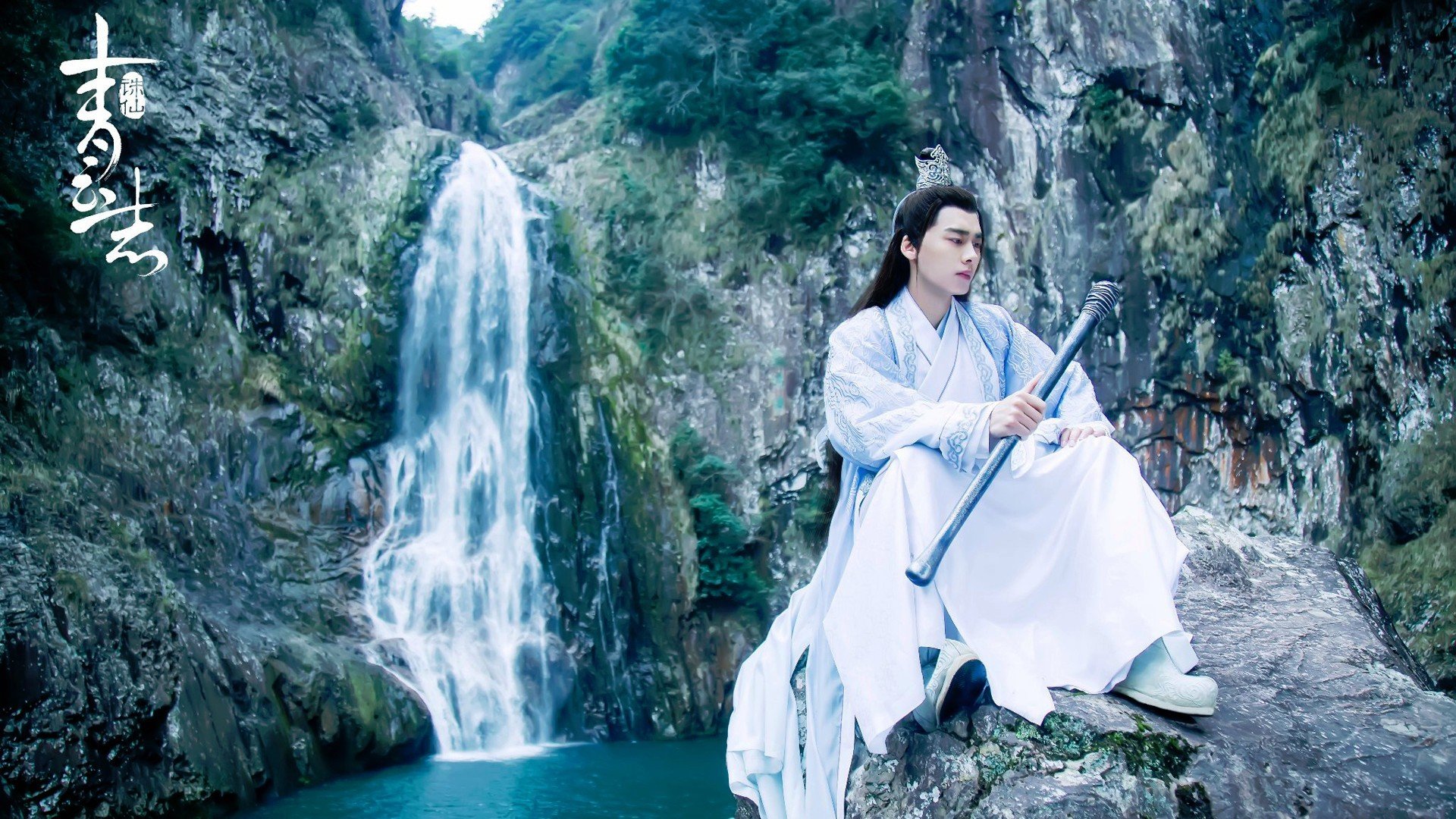 开云下载-灯光为谁点亮？当欧冠决赛夜照进另一片球场